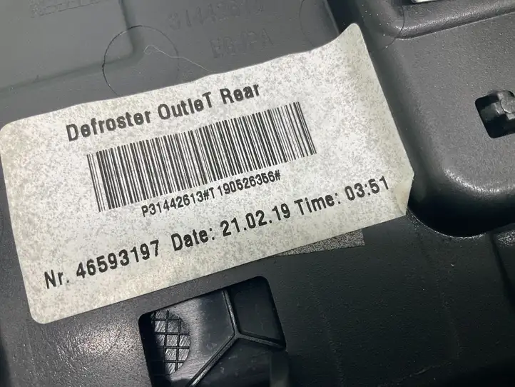 Volvo XC40 (2017 - ) 31442613 Центральный воздушный дефлектор — фото 3