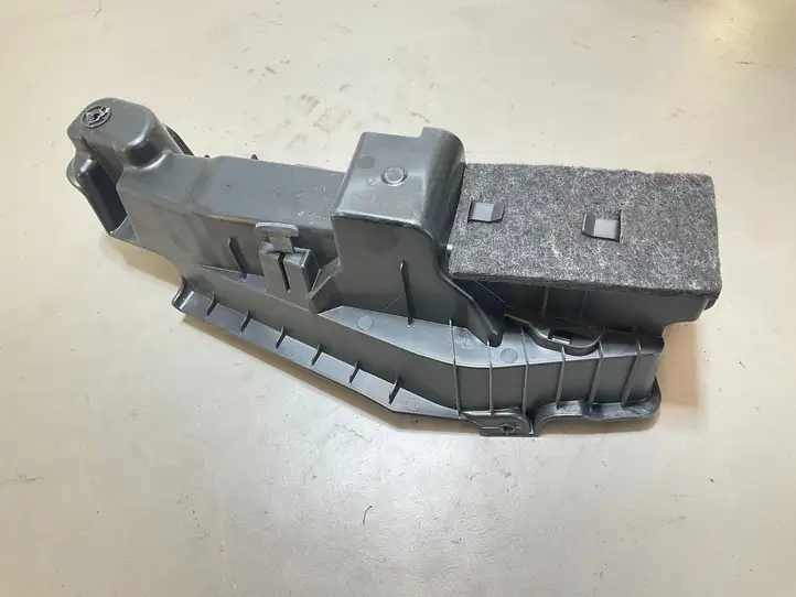 Audi Q3 (2014 - 2018)  8U0011215 Ящик для инструментов