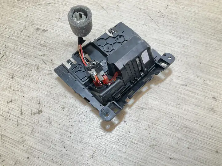 Audi A6 (2004 - 2008)  8K0857951 Передняя пепельница