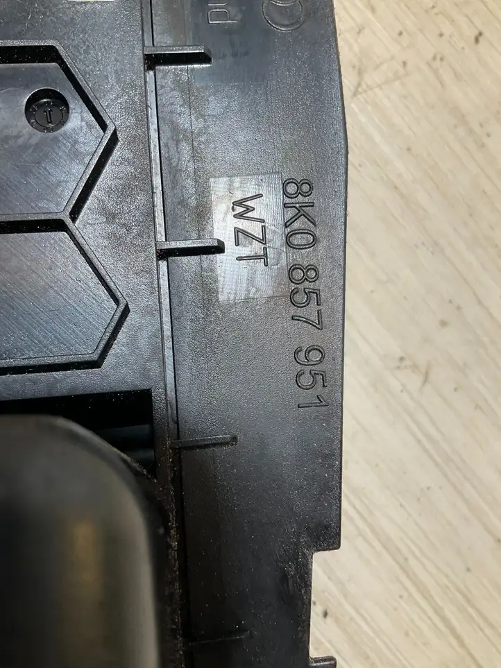 Audi A6 (2004 - 2008)  8K0857951 Передняя пепельница