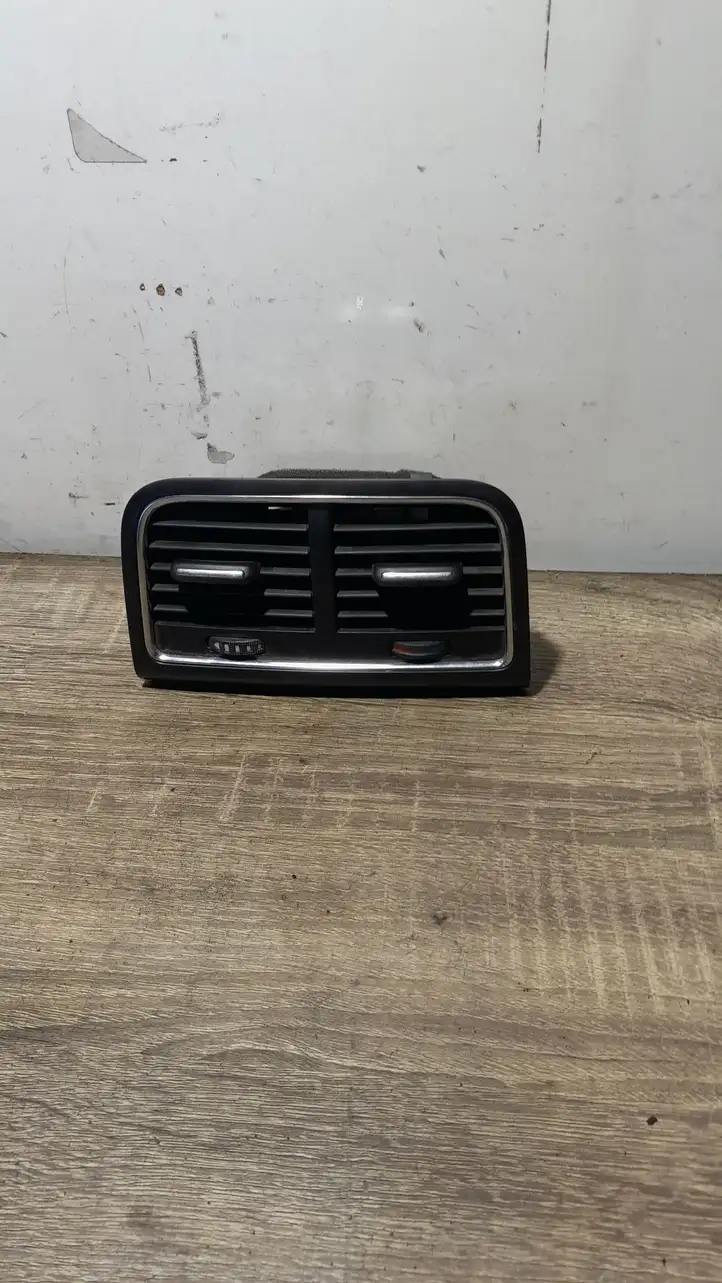Audi A4 S4 B8 8K (2007 - 2011) 8K0864376 Боковой воздушный дефлектор — фото 1
