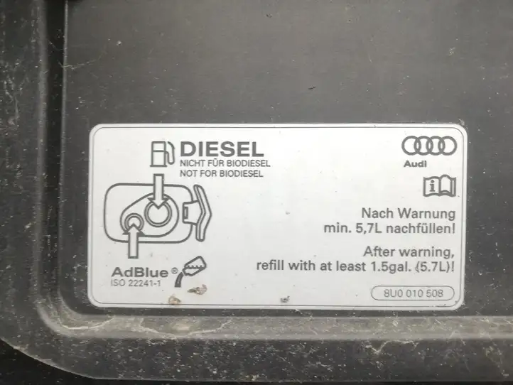 Audi Q3 8U (2011 - 2014) 8U0010508 Отделка лючка топливного бака — фото 5