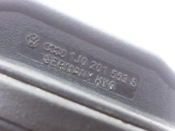 Audi A6 S6 C6 4F (2004 - 2008) 1J0201553S Отделка лючка топливного бака — фото 4