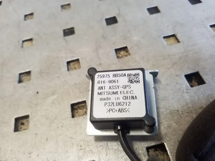 Nissan Qashqai (2010 - 2013) 25975BB50A GPS антенна — фото 2