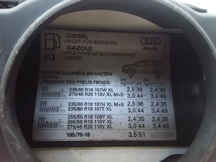 Audi A6 S6 C6 4F (2004 - 2008) 4F0010394P Отделка лючка топливного бака — фото 3