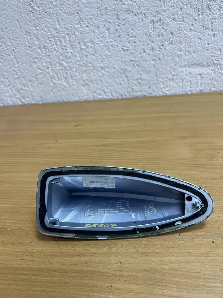 BMW 5 F10 F11 (2009 - 2016) 24068709 Крышка GPS-антенны — фото 2