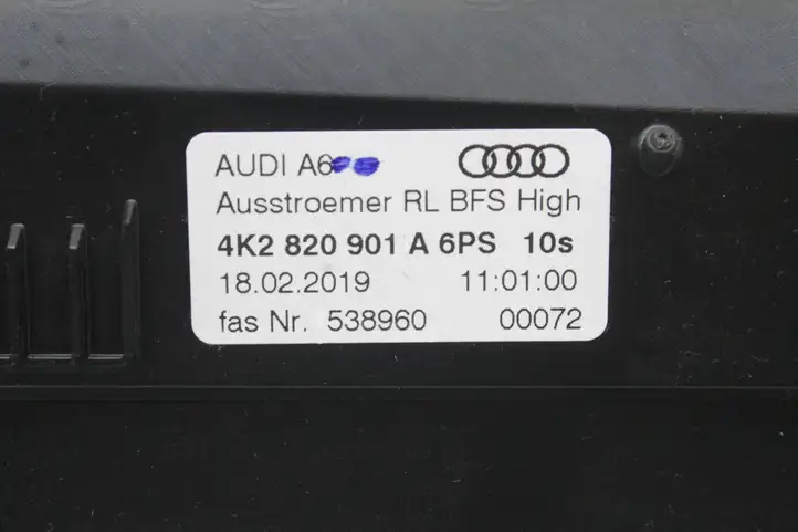 Audi A7 S7 4K8 (2018 - ) 4K2820901 Воздушная решетка панели — фото 9