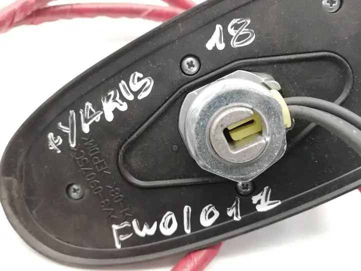 Toyota Yaris (2014 - 2019) V3090750 GPS антенна — фото 3