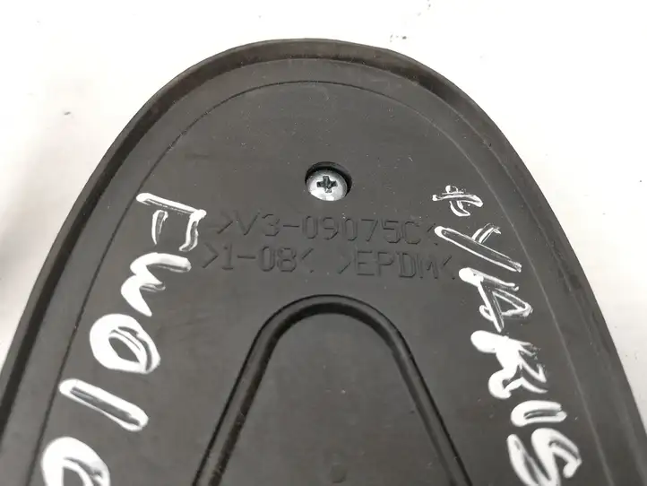 Toyota Yaris (2014 - 2019) V3090750 GPS антенна — фото 4