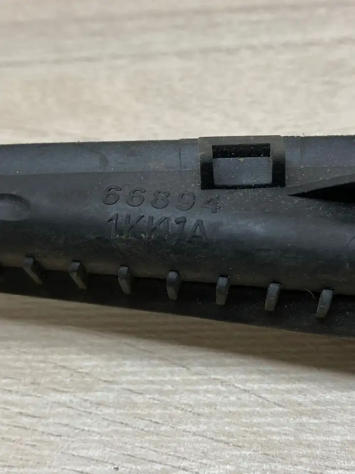 Nissan Juke I F15 (2010 - 2018) 668941kk1a Накладка стоек лобового стекла — фото 5