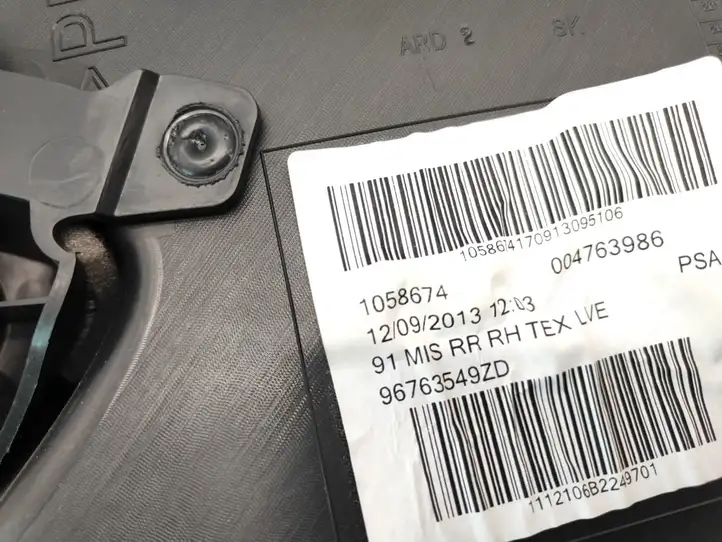 Peugeot 208 (2012 - 2015) 96763549ZD Обшивка задней двери — фото 9