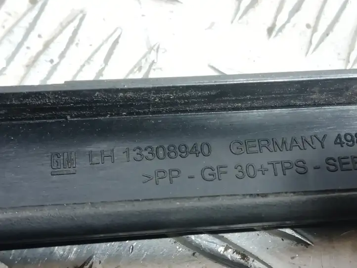 Opel Astra J (2009 - 2012) 13308940 Накладка стоек лобового стекла — фото 4