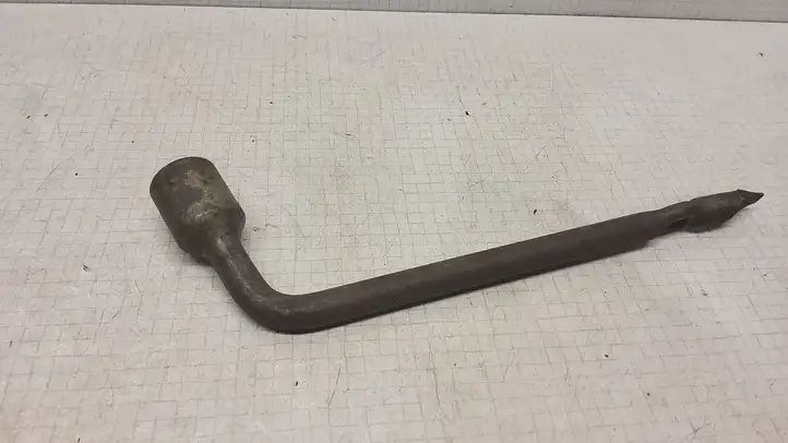 Opel Zafira (1999 - 2003)   Ключ для болтов колес