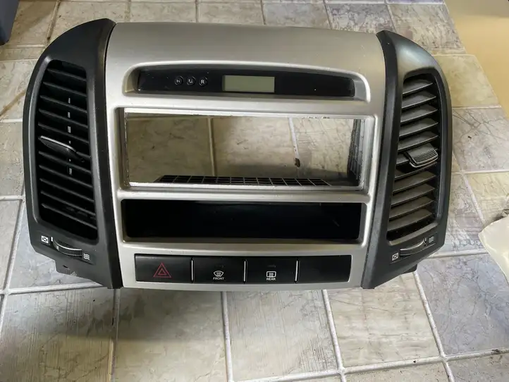Hyundai Santa Fe (2005 - 2009) 974202B000 Центральный воздушный дефлектор — фото 1
