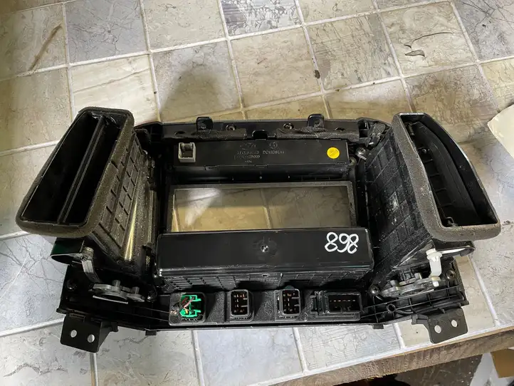 Hyundai Santa Fe (2005 - 2009) 974202B000 Центральный воздушный дефлектор — фото 3