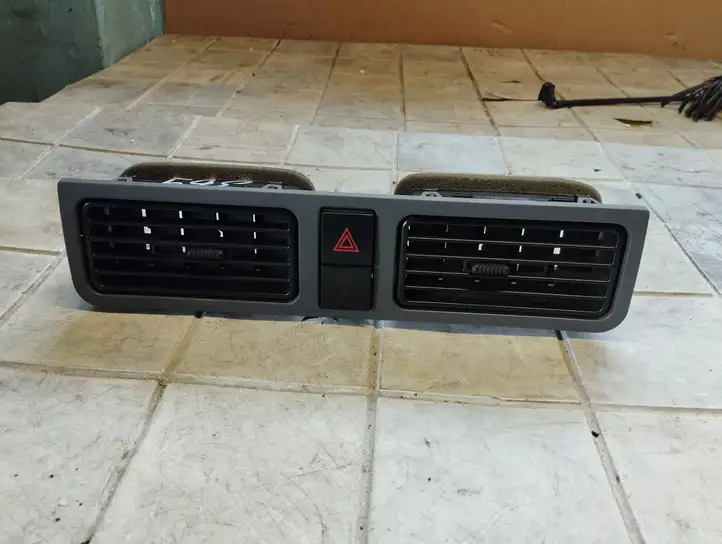Ford Focus (2005 - 2008) 4S4H19894A Центральный воздушный дефлектор — фото 1