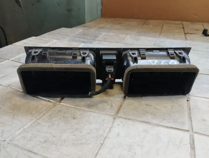 Ford Focus (2005 - 2008) 4S4H19894A Центральный воздушный дефлектор — фото 3