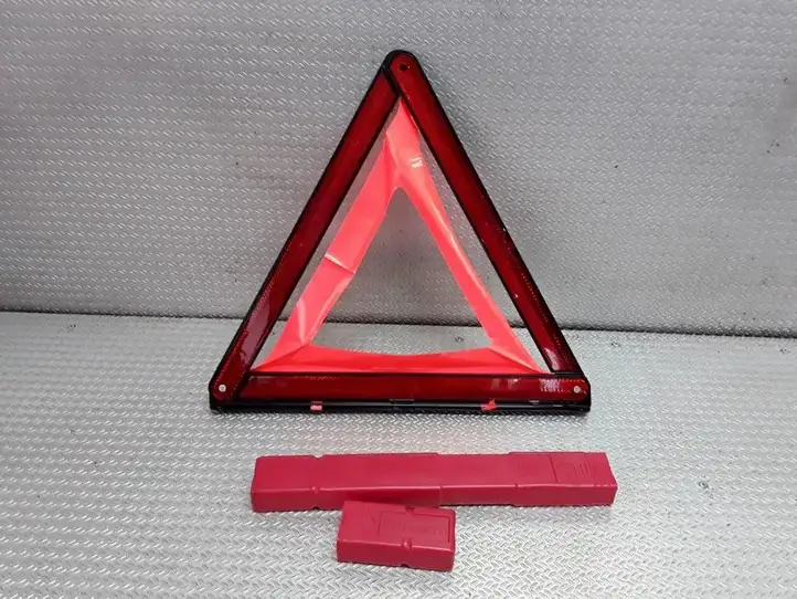 BMW 3 F30 F35 F31 (2012 - 2018)   Аварийный знак