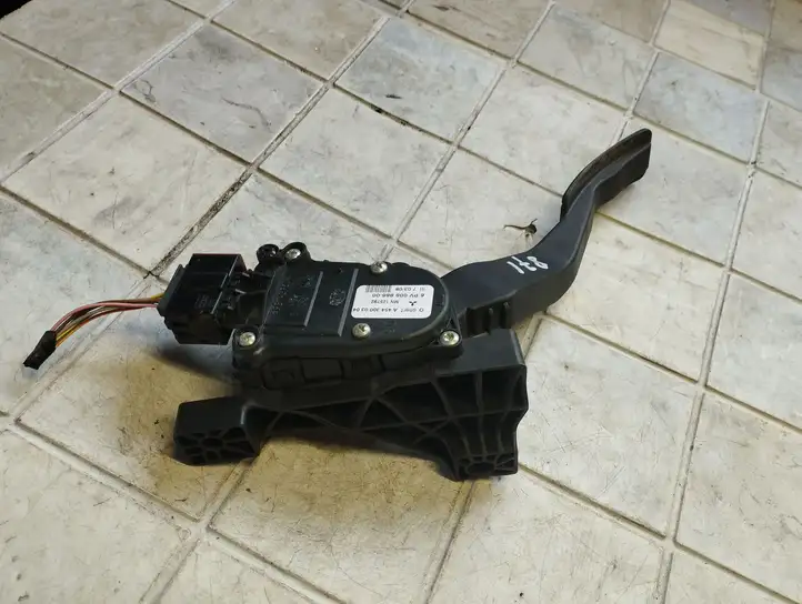 Mitsubishi Colt (2008 - 2012) A4543000304 Педаль акселератора — фото 3