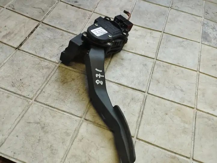 Mitsubishi Colt (2008 - 2012) A4543000304 Педаль акселератора — фото 4