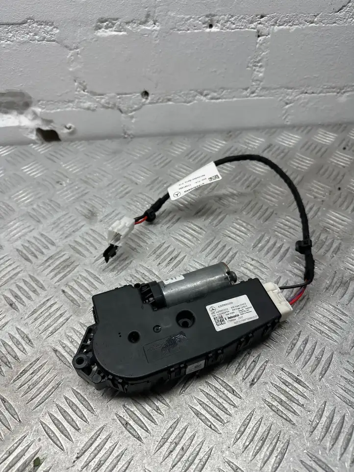 Mercedes-Benz GLC X253/C253 (2015 - )  A2059001024 Двигатель привода люка-крыши