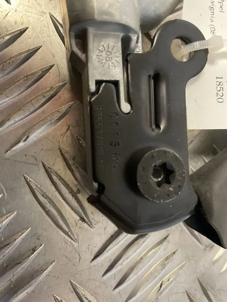 Opel Insignia A (2008 - 2017)  305537010 Замок переднего ремня