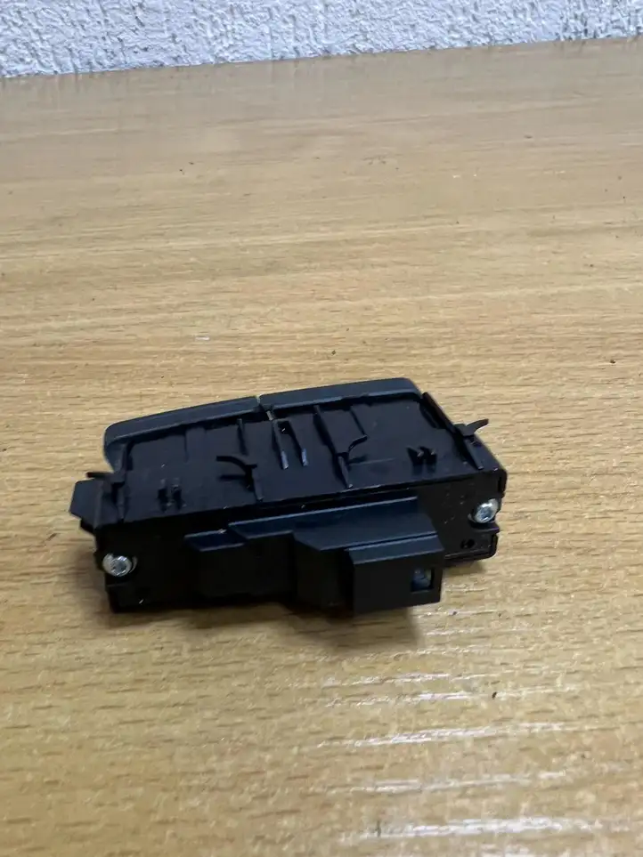 Mercedes-Benz C W204 (2007 - 2014) A2049058402 Кнопка фаркопа в багажнике — фото 3