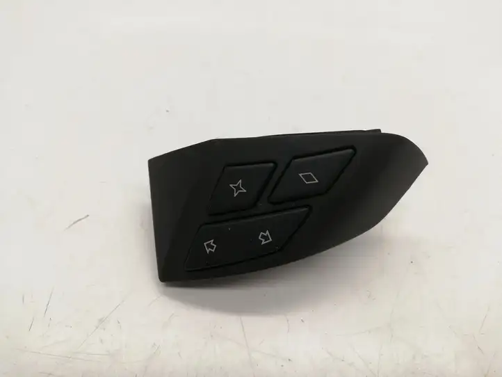 BMW 5 E60 E61 (2004 - 2010)  6983284 Кнопка крюка в багажнике