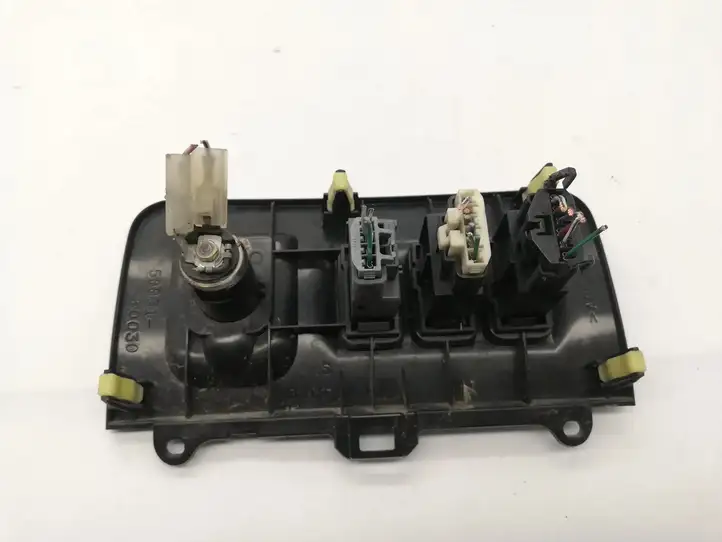 Toyota Land Cruiser (J120) (2002 - 2009) 5883160030 Кнопка фаркопа в багажнике — фото 2