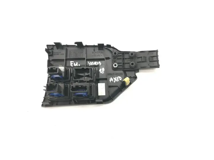 Toyota Yaris (2014 - 2019) 589170D160 Кнопка фаркопа в багажнике — фото 2