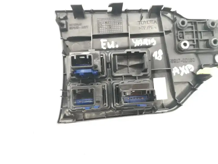Toyota Yaris (2014 - 2019) 589170D160 Кнопка фаркопа в багажнике — фото 3
