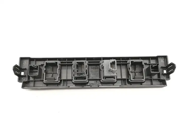 Toyota Camry (2011 - 2017) 5883133120 Кнопка фаркопа в багажнике — фото 2