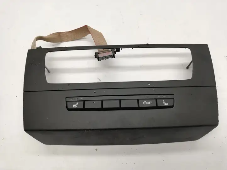 BMW 3 E90 E91 (2005 - 2012) 9120979 Кнопка фаркопа в багажнике — фото 1