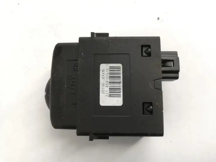 Nissan Qashqai (2010 - 2013) 25190JD00B Кнопка фаркопа в багажнике — фото 3