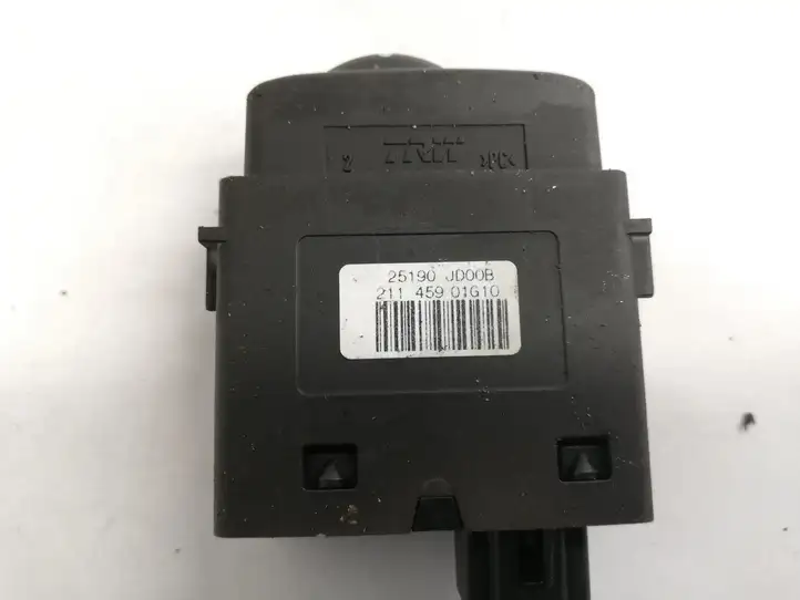 Nissan Qashqai (2010 - 2013) 25190JD00B Кнопка фаркопа в багажнике — фото 4