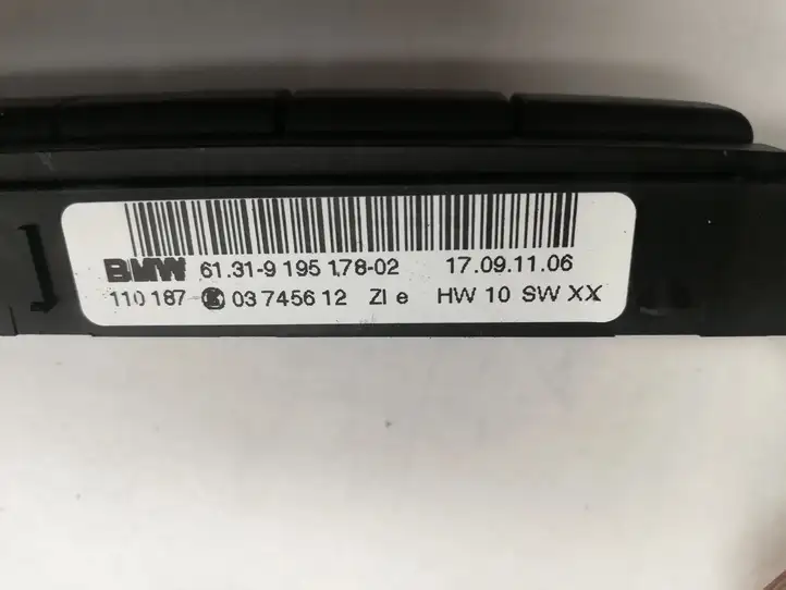 BMW X1 E84 (2009 - 2015) 9195178 Кнопка фаркопа в багажнике — фото 2