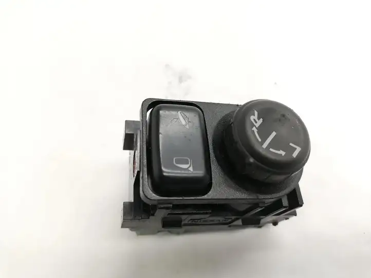 Nissan Qashqai (2010 - 2013) Кнопка фаркопа в багажнике — фото 1