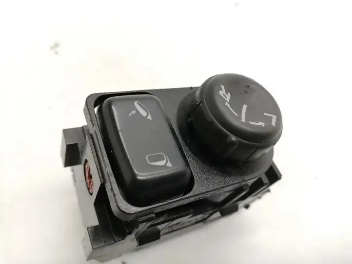 Nissan Qashqai (2010 - 2013) Кнопка фаркопа в багажнике — фото 5