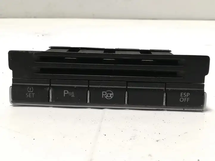 Volkswagen Tiguan (2007 - 2011) 5N2927132C Кнопка фаркопа в багажнике — фото 1