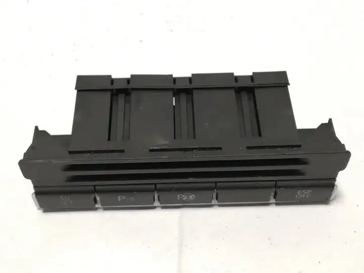 Volkswagen Tiguan (2007 - 2011) 5N2927132C Кнопка фаркопа в багажнике — фото 2