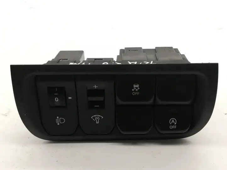 Kia Rio (2011 - 2015) 299105391 Кнопка фаркопа в багажнике — фото 1