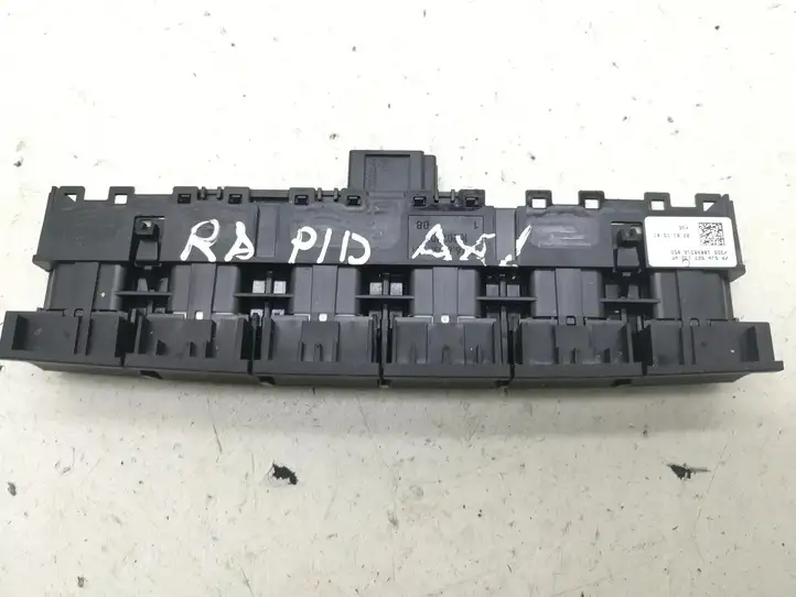 Skoda Rapid (NH) (2012 - 2019) 5JA927132 Кнопка фаркопа в багажнике — фото 2