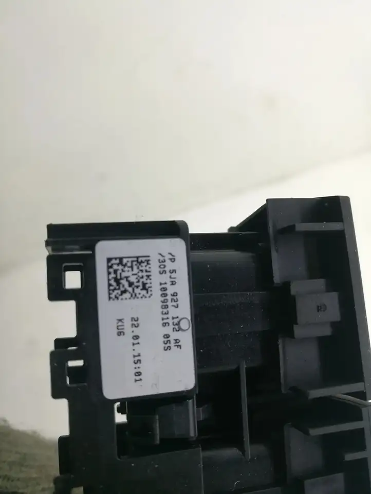 Skoda Rapid (NH) (2012 - 2019) 5JA927132 Кнопка фаркопа в багажнике — фото 4