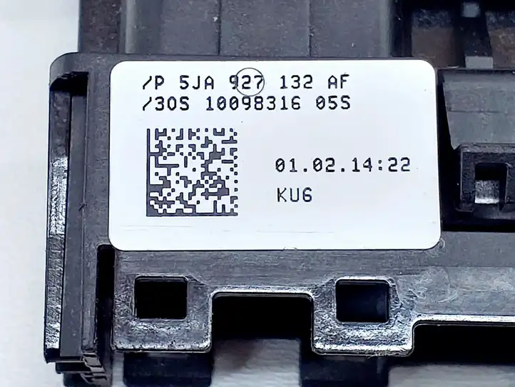 Skoda Rapid (NH) (2012 - 2019) 5JA927132AF Кнопка фаркопа в багажнике — фото 3