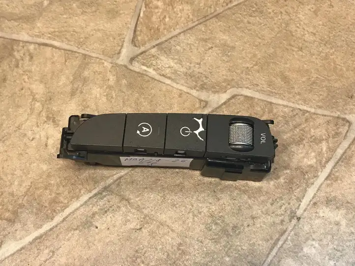 Mercedes-Benz E W213 (2016 - ) A2139050102 Кнопка фаркопа в багажнике — фото 4