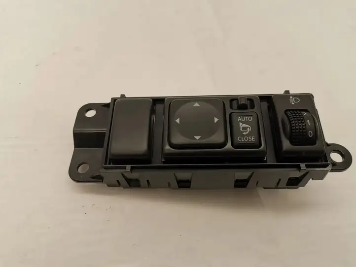 Nissan Juke I F15 (2010 - 2018) 681RU Кнопка фаркопа в багажнике — фото 1
