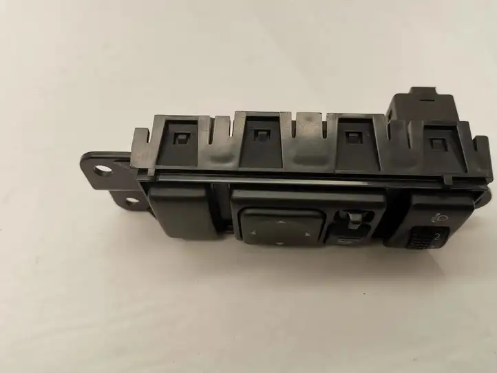 Nissan Juke I F15 (2010 - 2018) 681RU Кнопка фаркопа в багажнике — фото 2