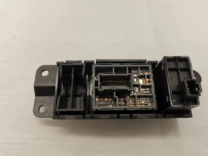 Nissan Juke I F15 (2010 - 2018) 681RU Кнопка фаркопа в багажнике — фото 3