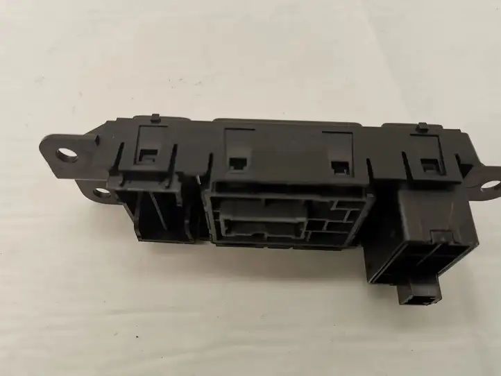 Nissan Juke I F15 (2010 - 2018) 681RU Кнопка фаркопа в багажнике — фото 4