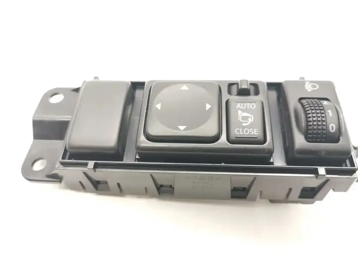 Nissan Juke I F15 (2010 - 2018) 681RU Кнопка фаркопа в багажнике — фото 6